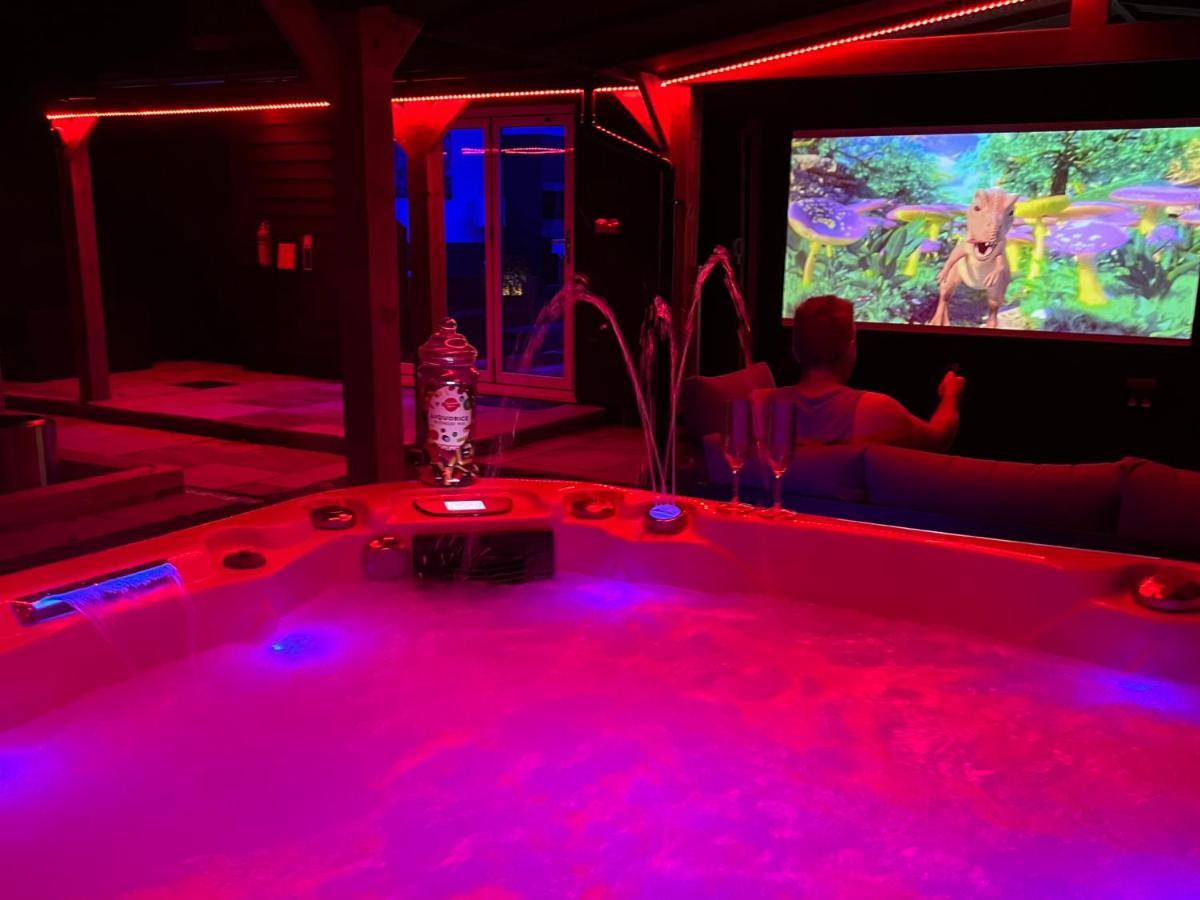 Hot Tub, 110Inch Outdoor Cinema, Fire Pit, 4 Acre Garden, Luxury 5 Star Woodland Lodge Skegness Exterior photo