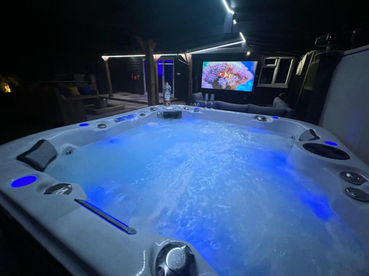 Hot Tub, 110Inch Outdoor Cinema, Fire Pit, 4 Acre Garden, Luxury 5 Star Woodland Lodge Skegness Exterior photo